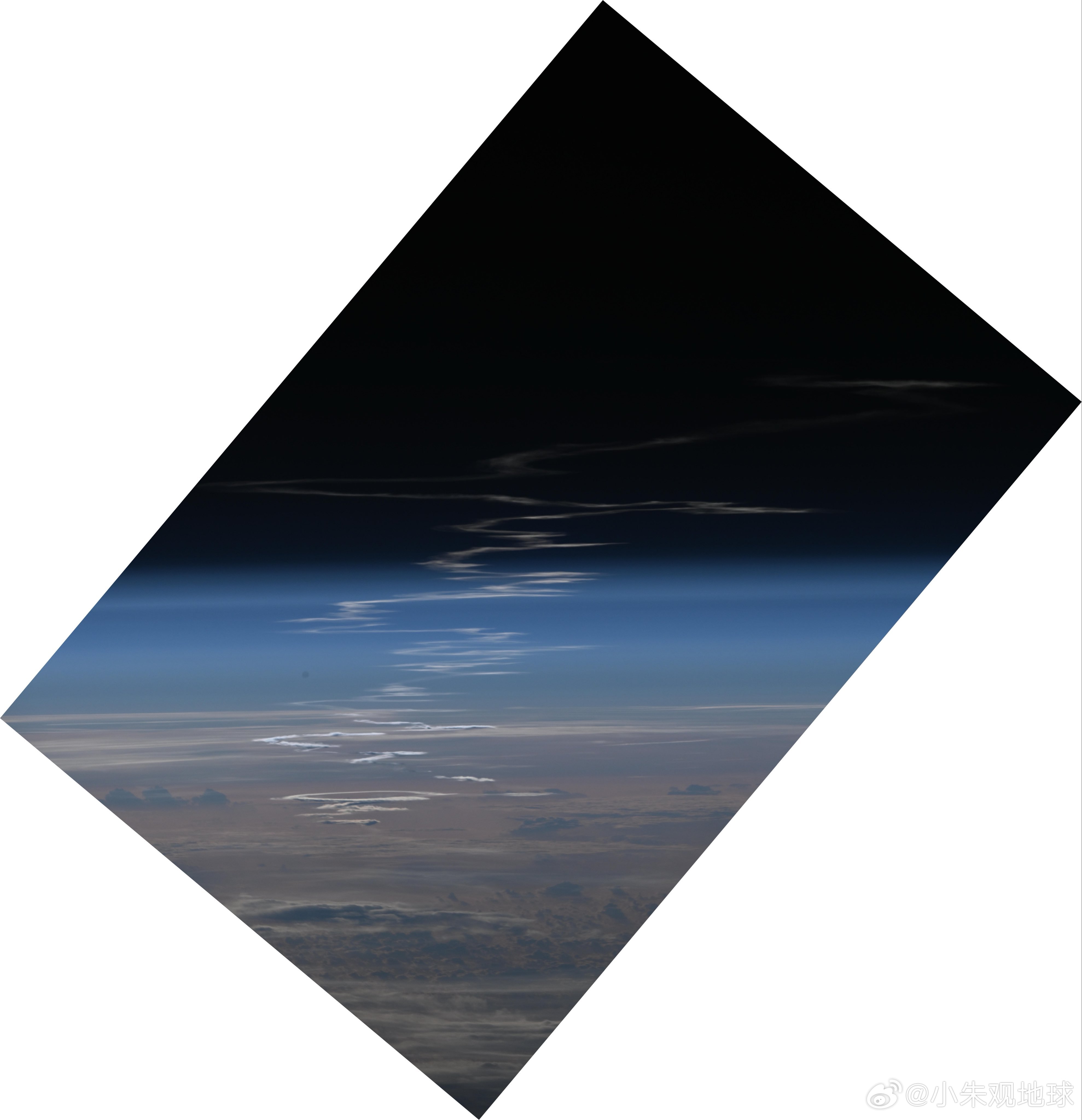 阿尔忒弥斯2号 火箭穿过大气层时留下的痕迹，你可以看到不同高度的风的影响美国50