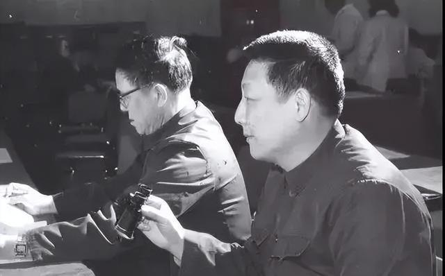 1950年的正月十五，哈工大食堂做了红烧肉，一个男孩决定吃完这一顿美餐回家。谁知