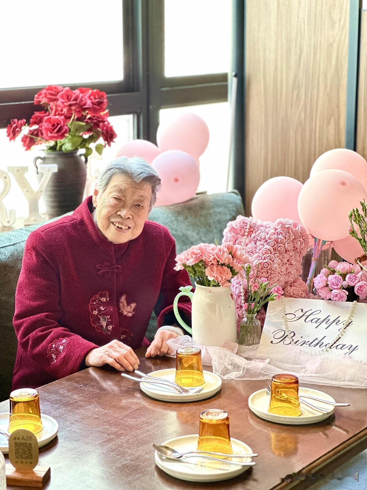 “老”少女的春天，与众不同

打眼望去，近九十岁的老人，频频出入餐厅者，凤毛麟角