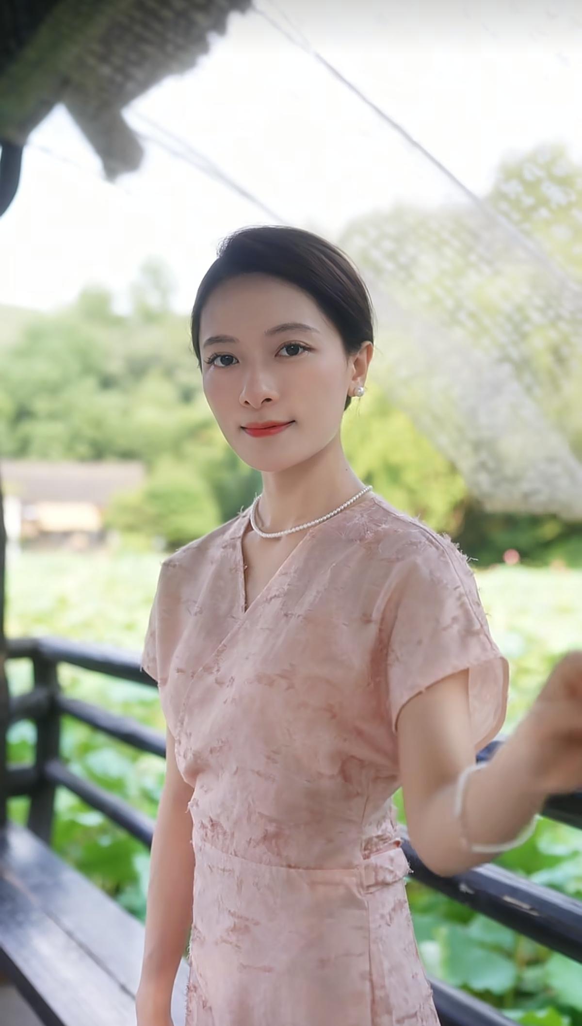 柔韧、沉静、坚定、生长，自成光芒。
安安今天在绍兴