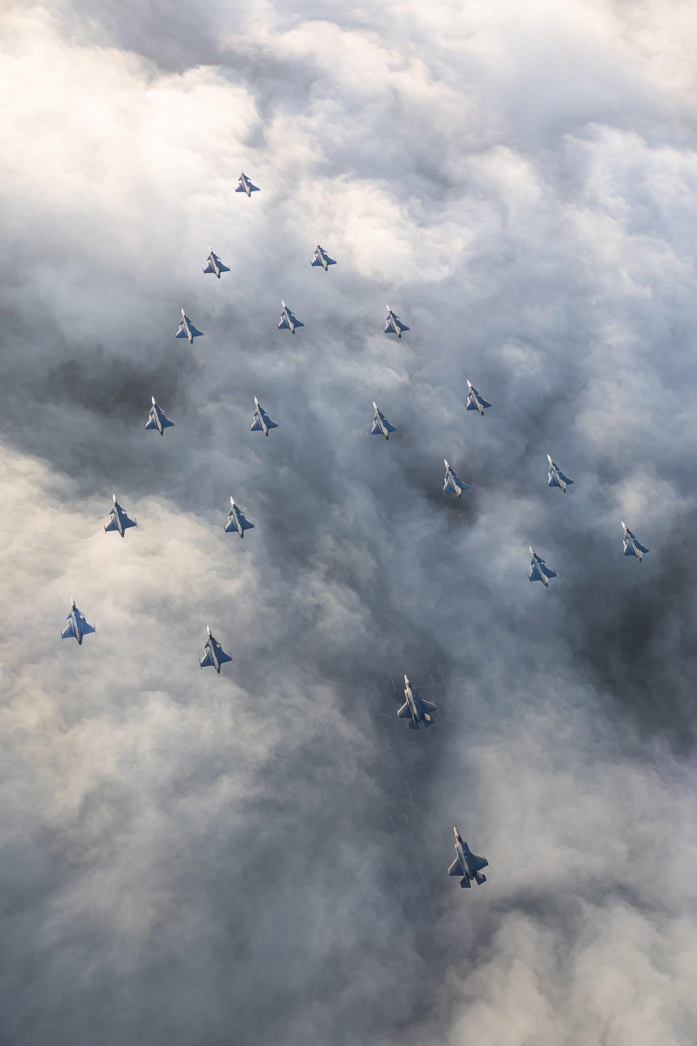 庆圣诞外军整活合辑今日鹰狮今日肥电今日台风 万蝶 瑞典空军鹰狮、挪威空军（RNo