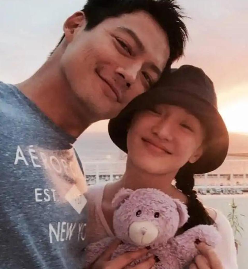 离婚6年后，高圣远转身回美国，找了个年轻貌美富婆，周迅仍单身
娱乐
