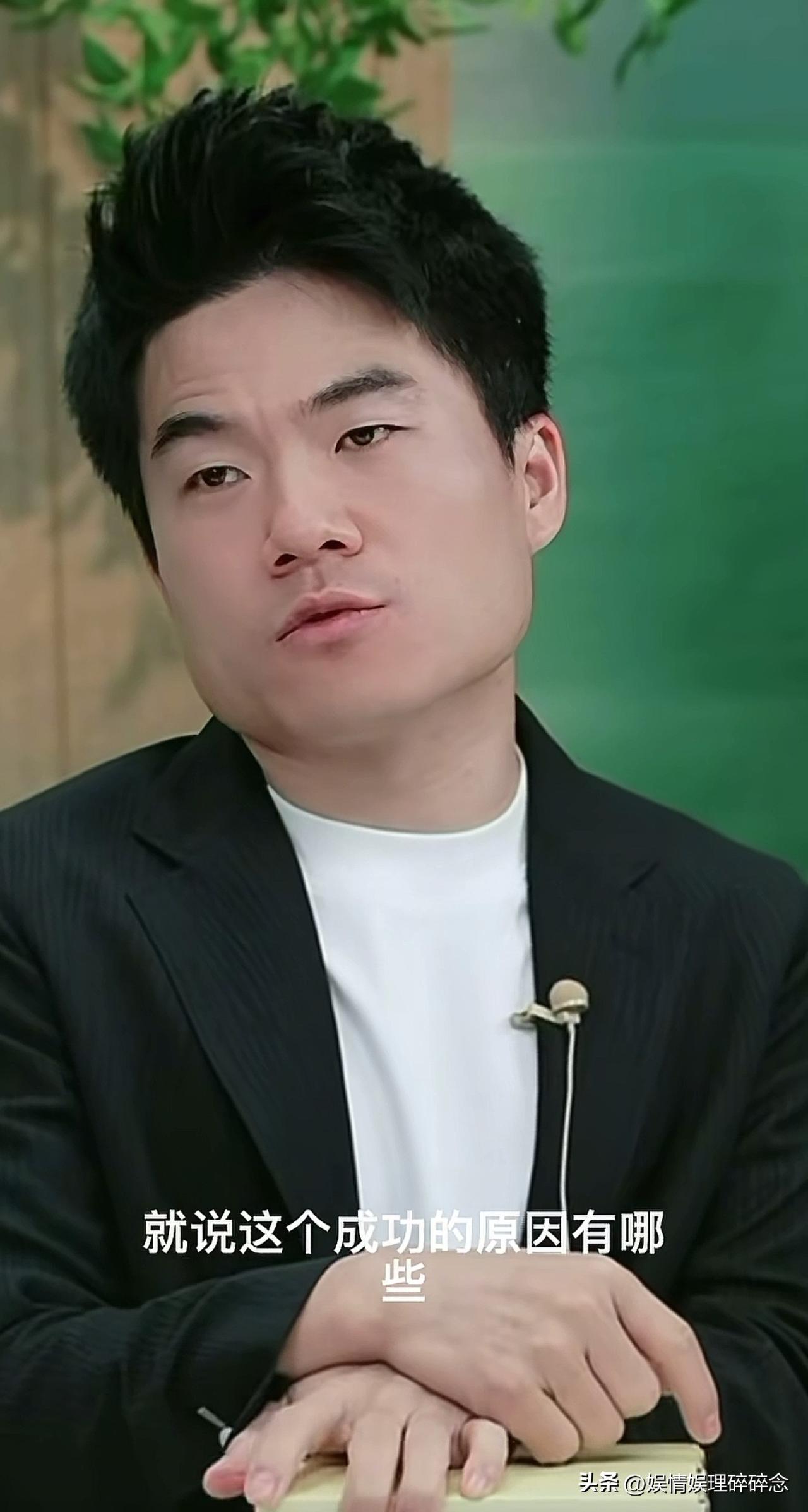 董宇辉昨晚在直播间谈当年出圈原因，是战略、执行、管理、资本包装各种说法，但他父亲