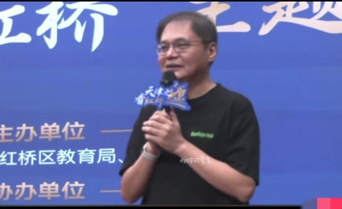 哈哈，高峰说自己家里现在还保留着七百多盘相声磁带，是自己从小学到初中，高中，大学