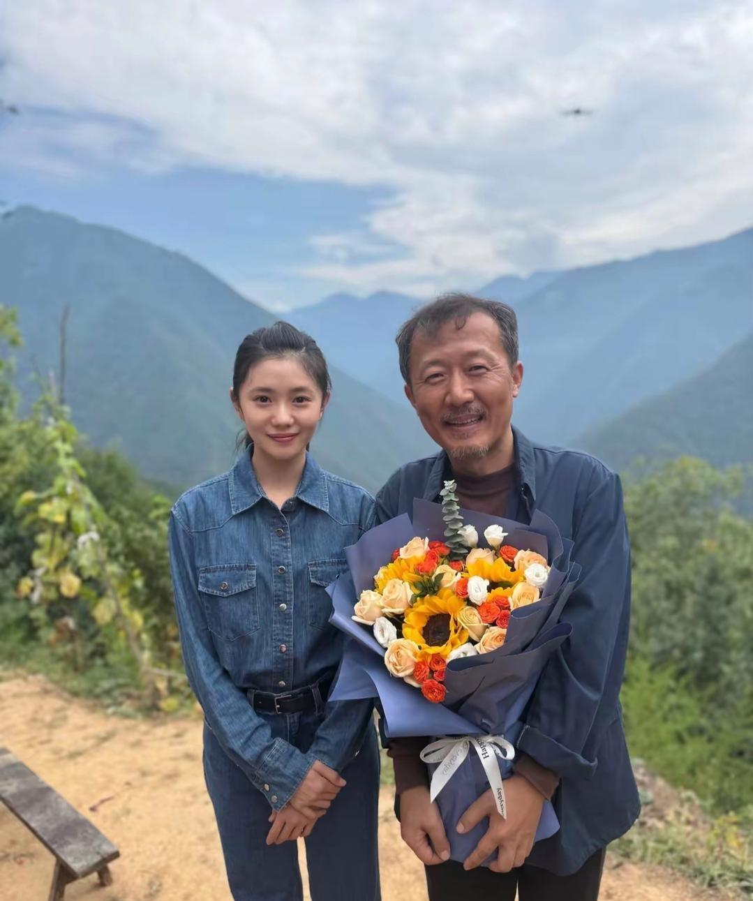 忆秦娥和父亲的合影，大家看这父女俩到底长得像不像？