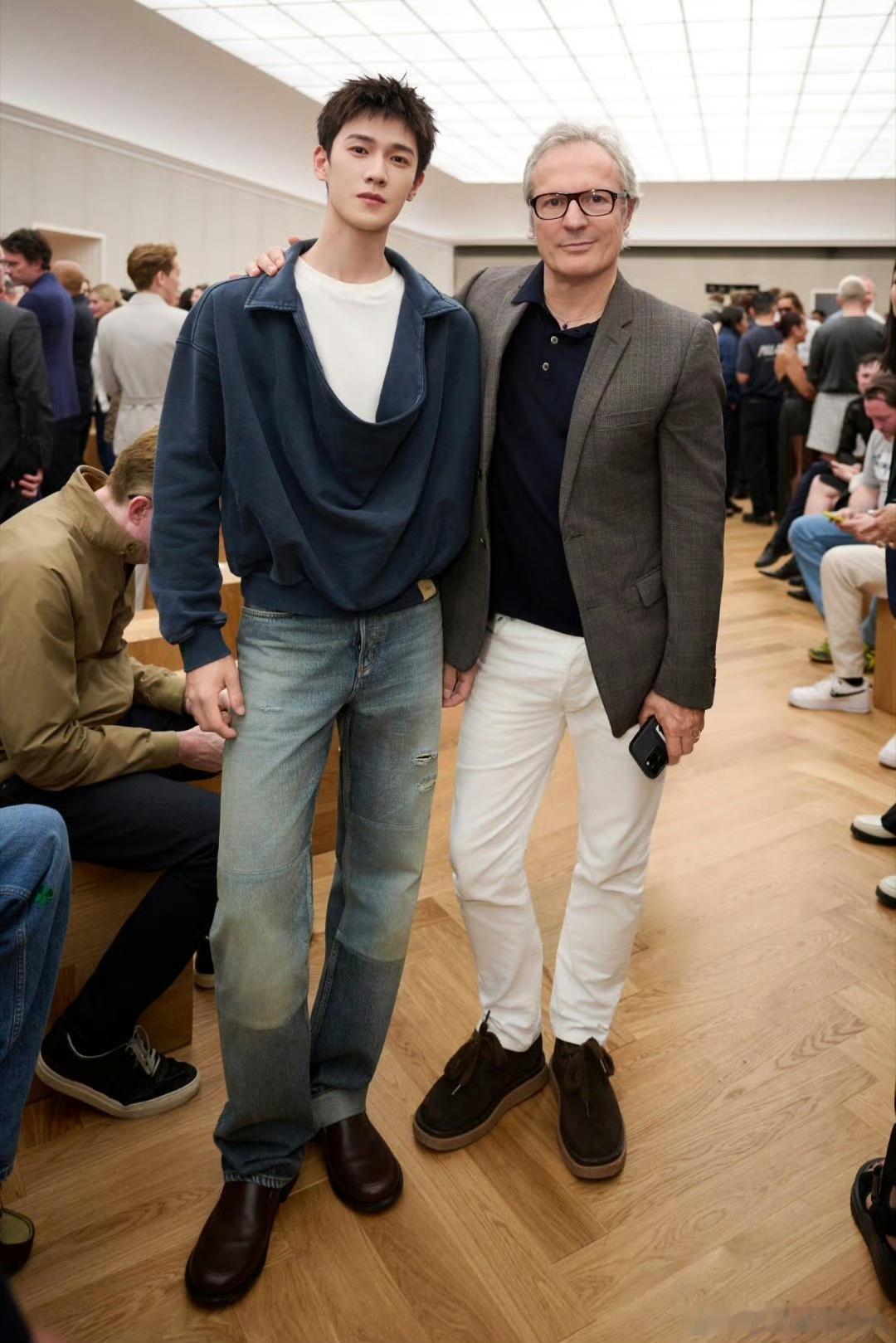 娱乐[超话]李昀锐迪奥合照李昀锐迪奥新任创意总监合照李昀锐迪奥新任创意总监合照，