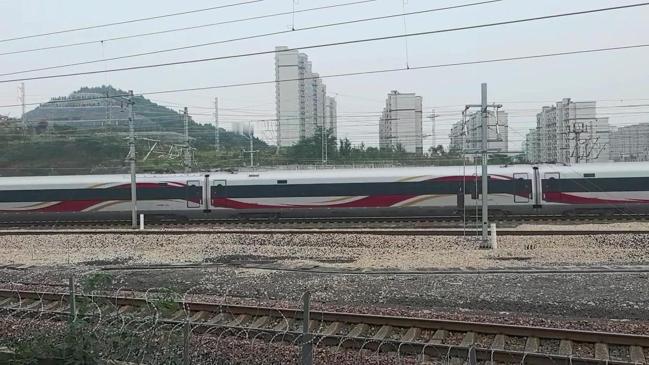当红色飘带与混天绫在凤凰山旁交织舞动，复兴号如银龙般呼啸进站，龙凤呈祥的画面在铁