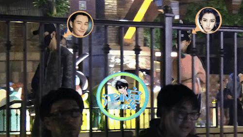 黄晓明和杨颖一起去迪斯尼游玩，为了他俩共同的儿子，看起来黄晓明和杨颖的步调一致，