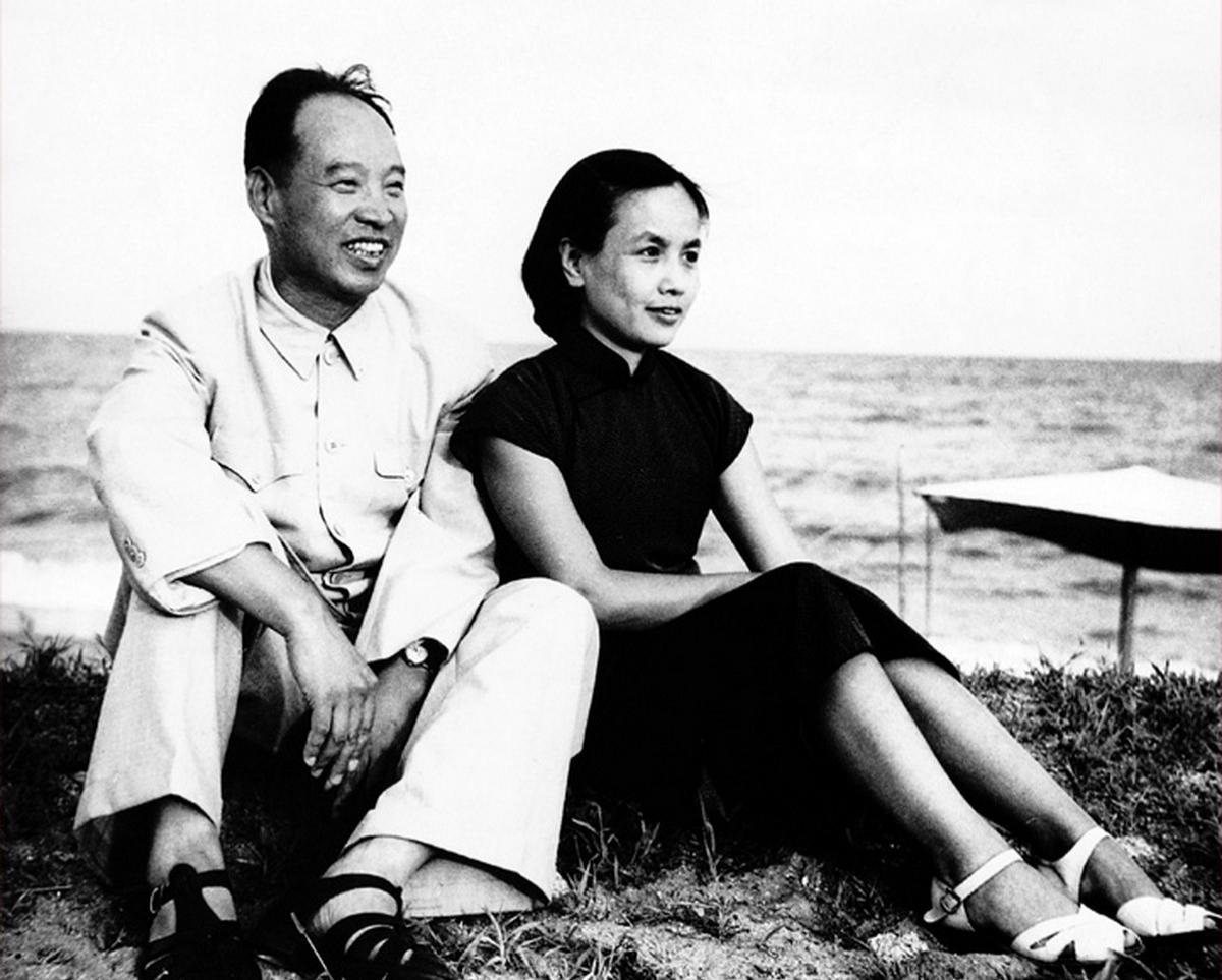 1955年8月 彭真和妻子张洁清在北戴河留影。