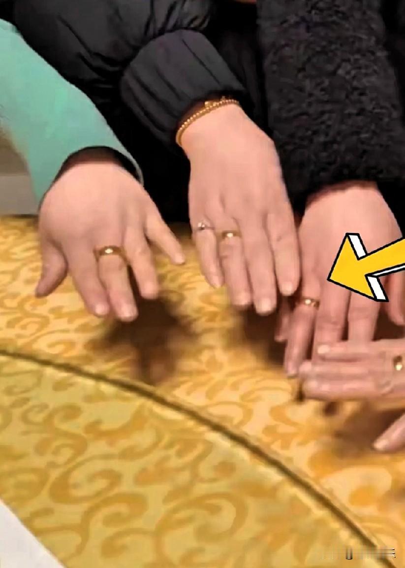 安徽安庆一位老人在80岁寿宴上，将金手镯改制成5枚金戒指，这一手，真是想的周到。