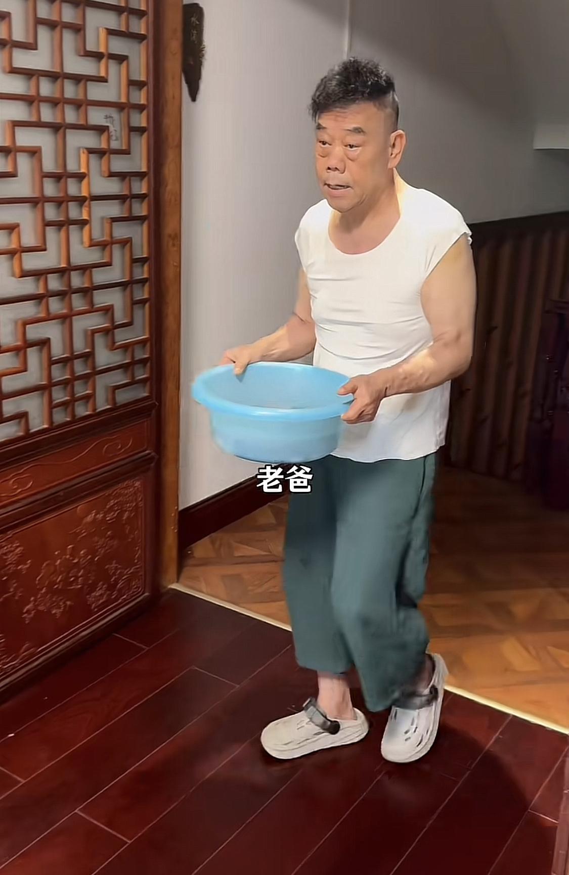 杨少华去世第4天的时候，五儿子杨议开直播澄清父亲不是热去世的，而是年纪到了。
