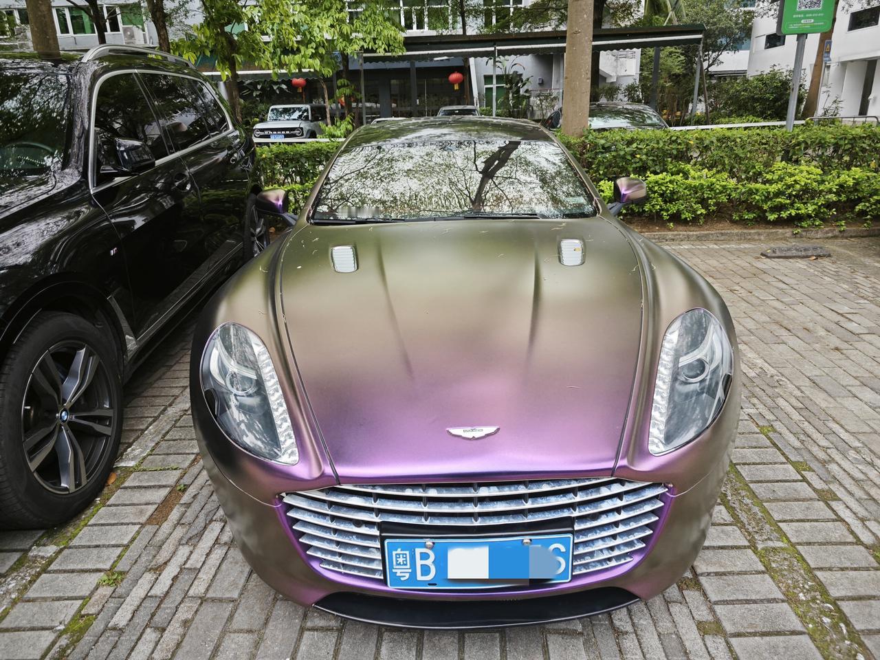 有没有懂车的朋友？帮我估个价，这款车能卖多少钱？有一说一，这车真的好看，停在停车