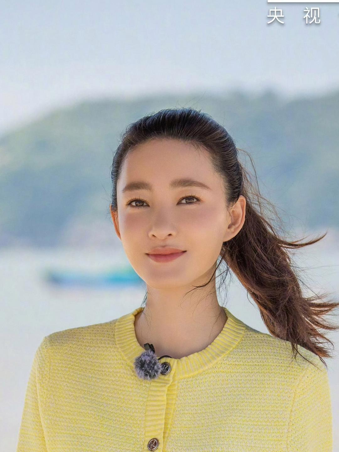 王丽坤这一身明媚的黄色针织衫啊！
亮黄色短款开衫配牛仔阔腿裤，扎着高马尾站在海边