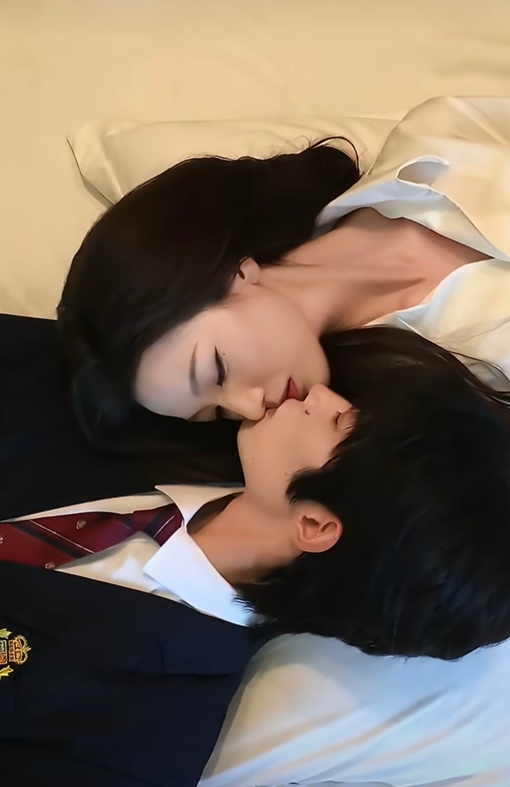 第一次见到剧宣亲嘴的太拼了吧，好狠的剧宣，难怪演员大多都会日久生情，照这么亲几天