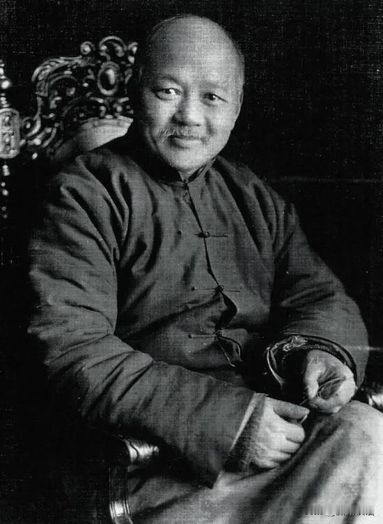 吴稚晖，同盟会元老。既是文人，亦是某人的高级幕僚。此人大有阮步兵之风，生活不拘小
