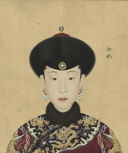 1765年，38岁高龄的令妃产子不久，乾隆前来探望。看着令妃丰满成熟的身体，乾隆