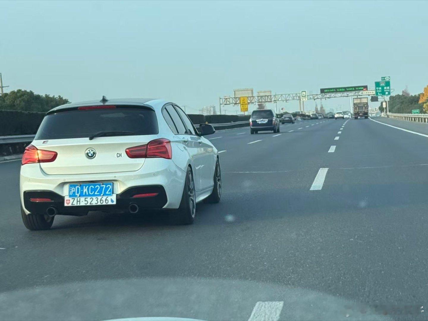 不知道这是哪位车辆动力学大佬的车车牌太雅了，K&C全民拍车