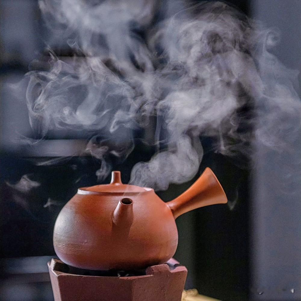 普洱茶老茶为什么越来越贵?

沉香与炭火，一幽一暖，在空气里轻轻交汇。烛光透过浅
