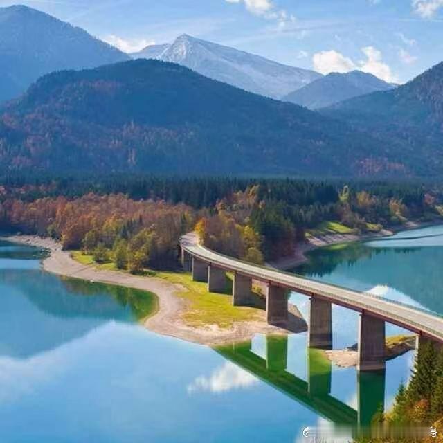 加班加点没报酬，经常挨训没理由，工作辛苦工资低，有事请假很难批，所以你也别跟我谈