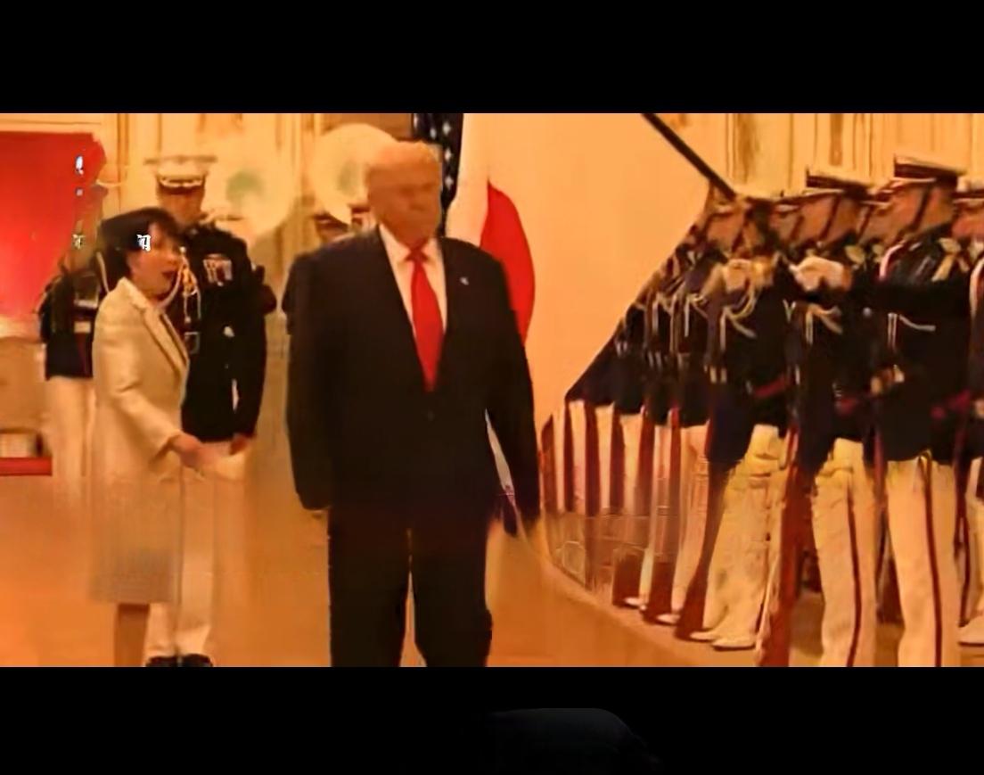特朗普又搞事情了！日本国旗前直接走过，旁边日本高官当场傻眼。

这一幕发生在10