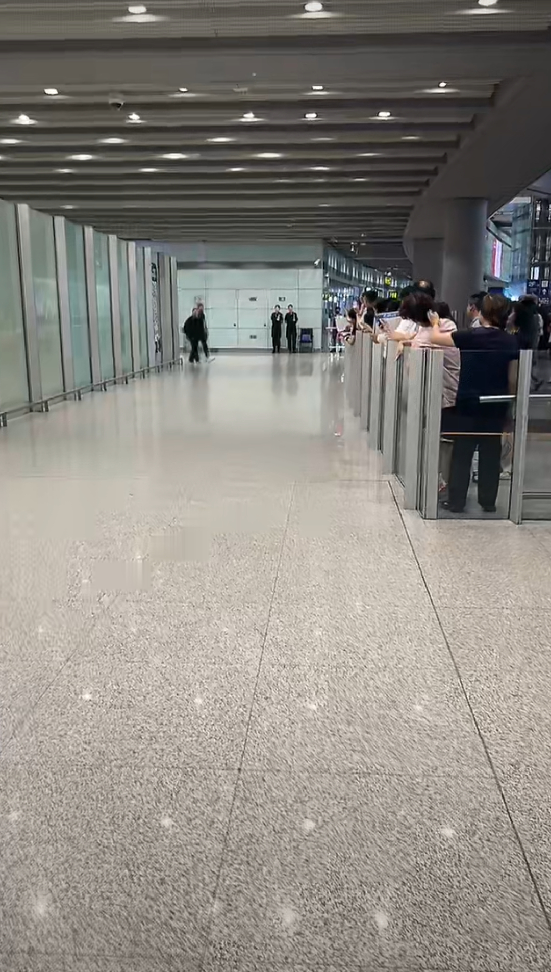 直播间默默等待嘴哥的到来[睡] ​​​