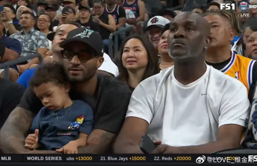 佩顿两父子支持库里去了！现场观看加拿大和美国热身赛#金州勇士[超话]##美国男篮