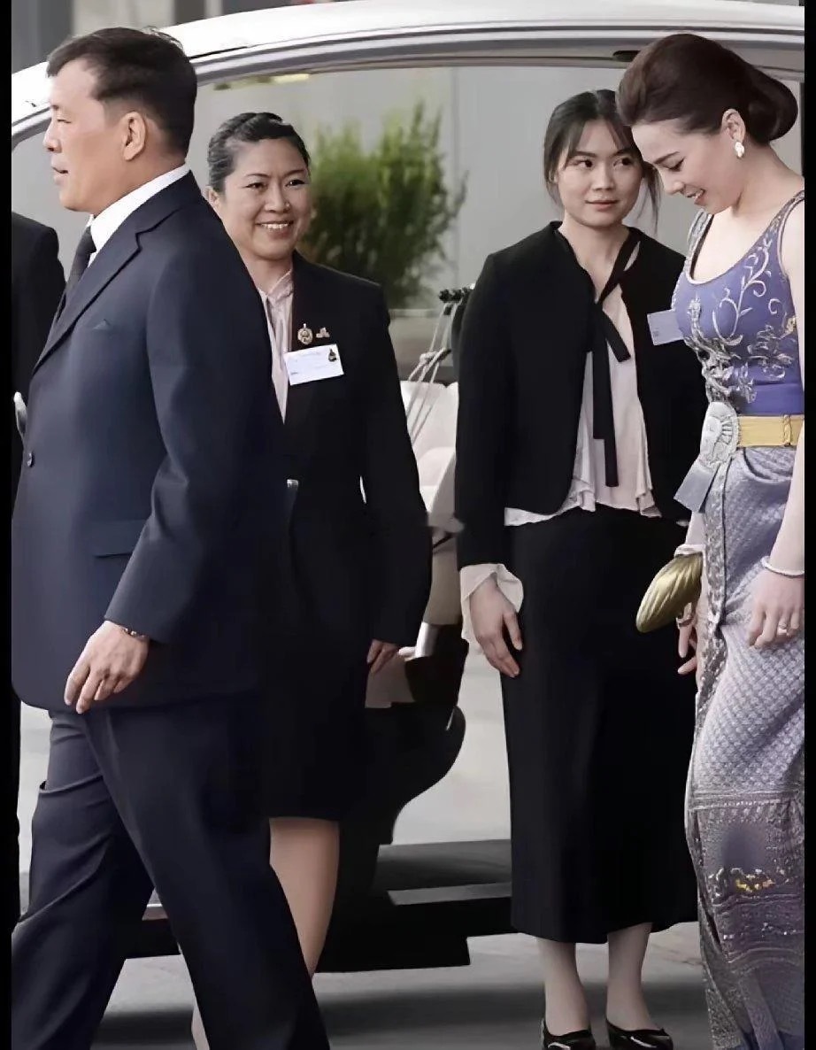 别说泰王了，换谁走在这么漂亮的夫人身边，都得下意识把背挺直，生怕配不上这气场 