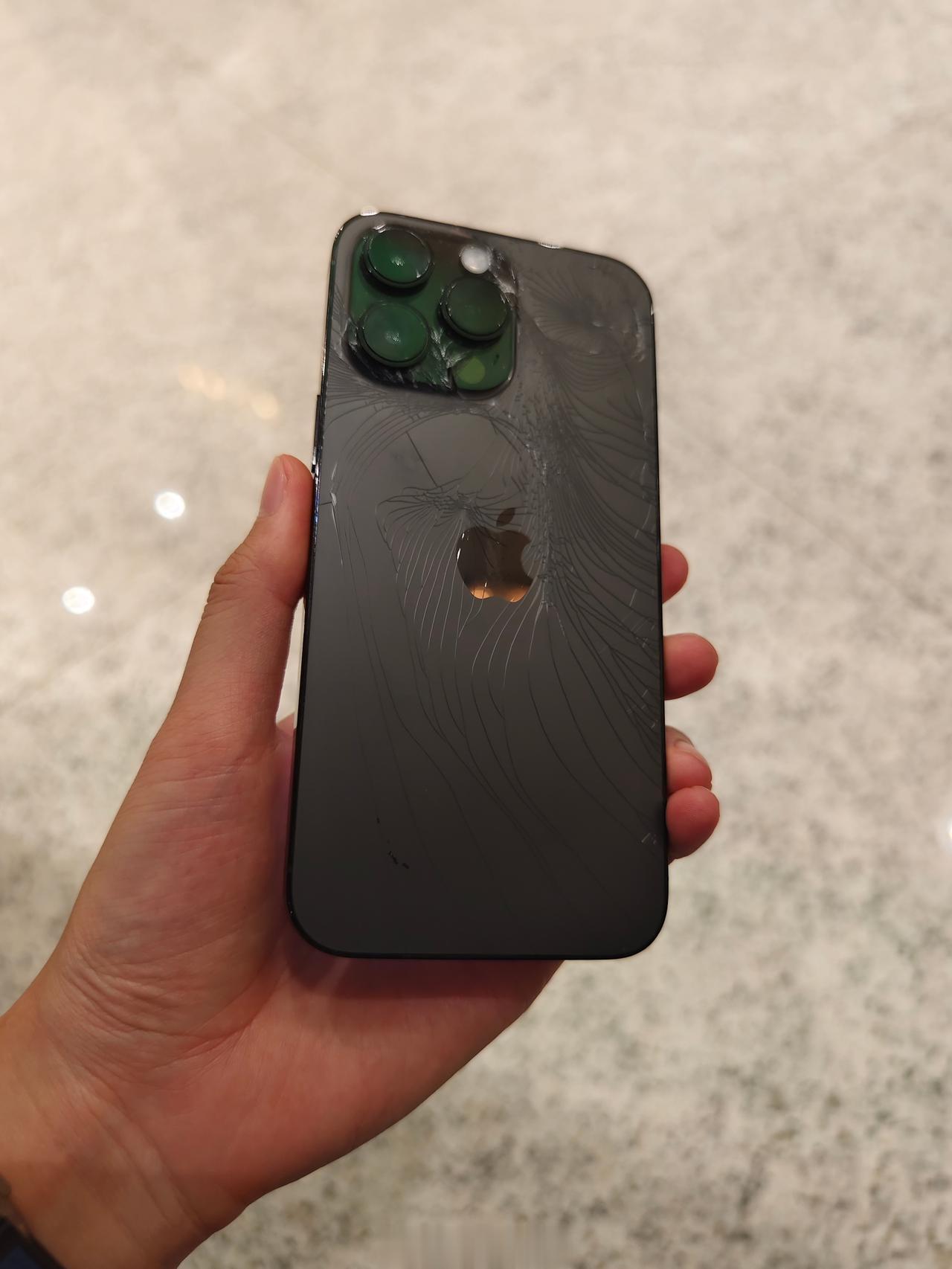 手机背壳摔成这样你会怎么处理？
1.去维修
2.卖掉换新
3.屏幕能用就将就着用