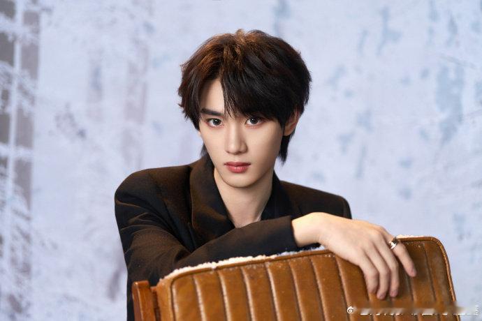 丁程鑫中国电影大数据荣誉之夜出图丁程鑫全黑西装贵公子 ​​​​丁程鑫出图 ​​​