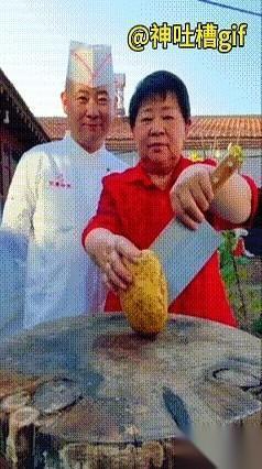 一把刀，一个土豆，没加任何东西。
就那么来回切了几下，都没切到底。
结果一拉开，