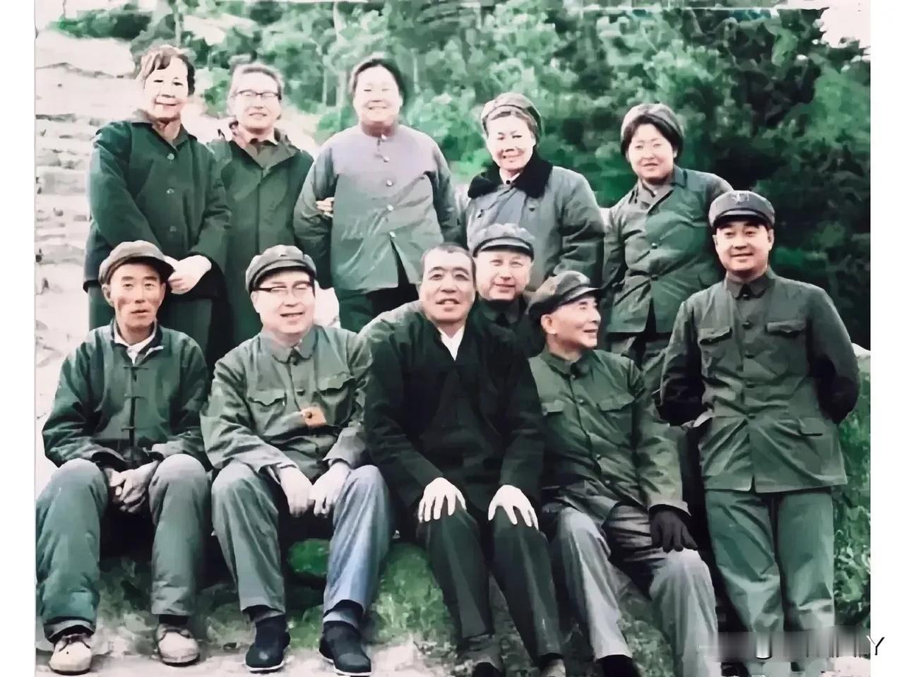 上世纪70年代，陈永贵、钱学森、李敏等来到大寨学习参观时的珍贵合影，他们都是伟人