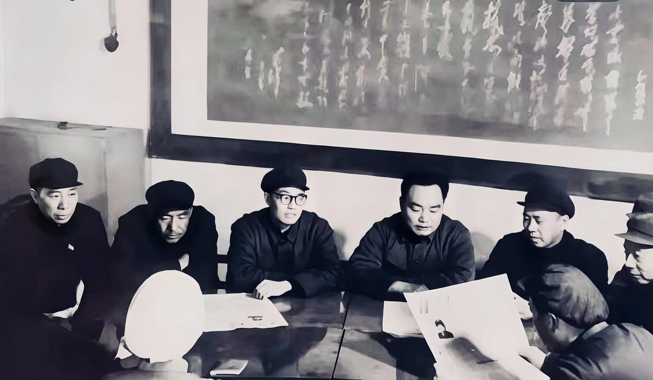 1977年 宁晋县委领导集体学习时合影照
历史