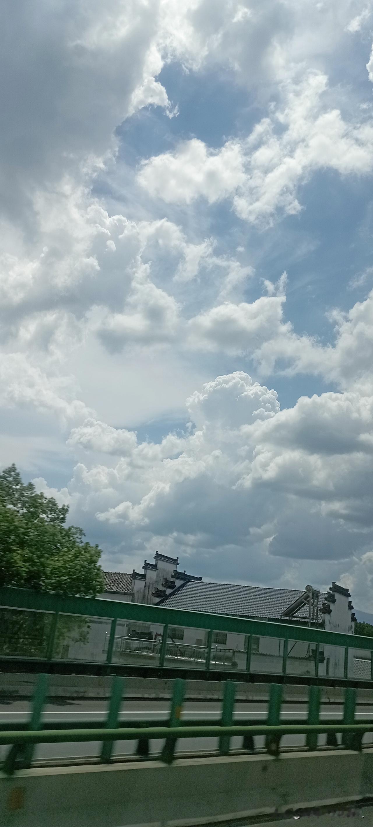 入秋二十多天，很多地方没有下雨，庄稼渴的埋下了头，地头干的开了缝，天空都是灰蒙蒙