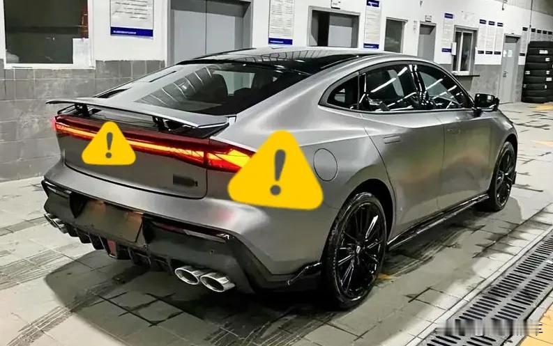 偶遇一台带尾翼的1.5T超级跑车，从排气管爆发出的轰鸣声，开启的隐藏式尾翼，我就