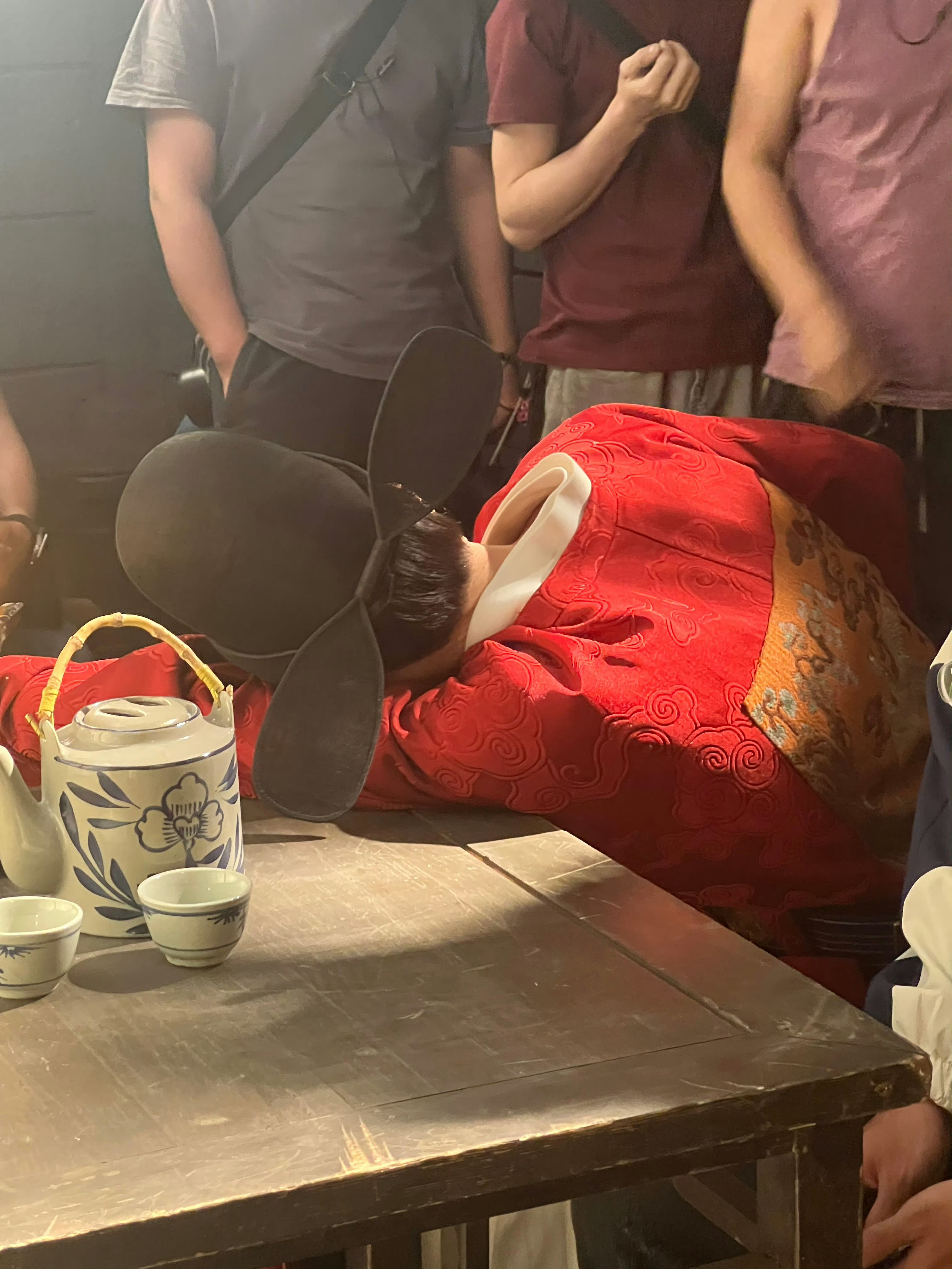 好想拎着他脖子后面的衣服把他拎起来，躺得像个小手办似的[阴险] ​​​