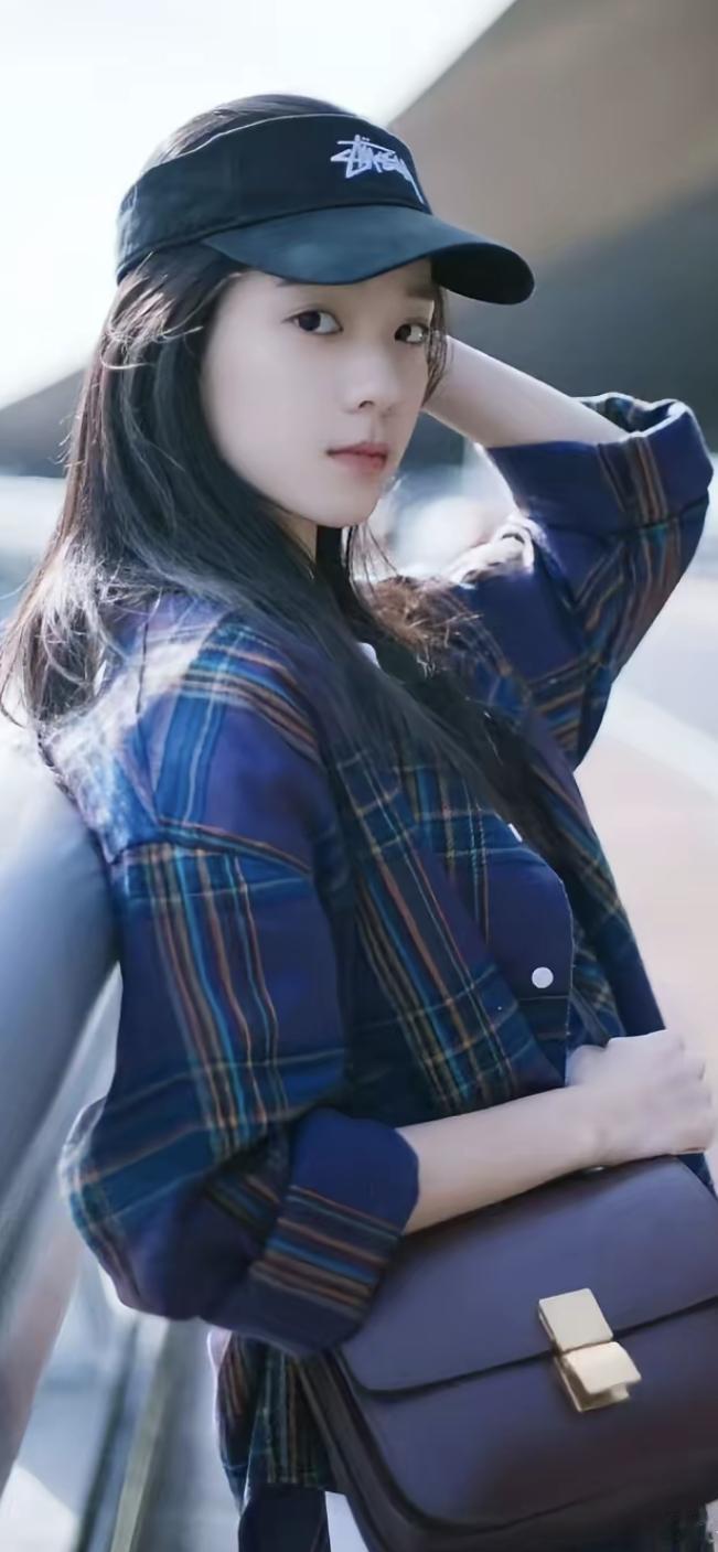 年轻人不再为苹果凌晨排队，却在超话为她连续签到700天。
上海静安寺苹果店开业首