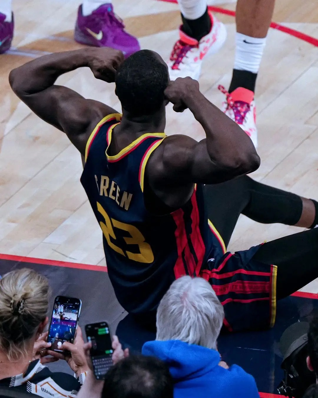 金州勇士 追梦赛后脚上穿着行走靴。他表示，巴洛落地时踩到了他的右脚，这次受伤情况