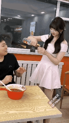 美女是真的喜欢这一口啊！这是韩剧里面的场景走入现实了吗？

一碗面都可以吃出大餐