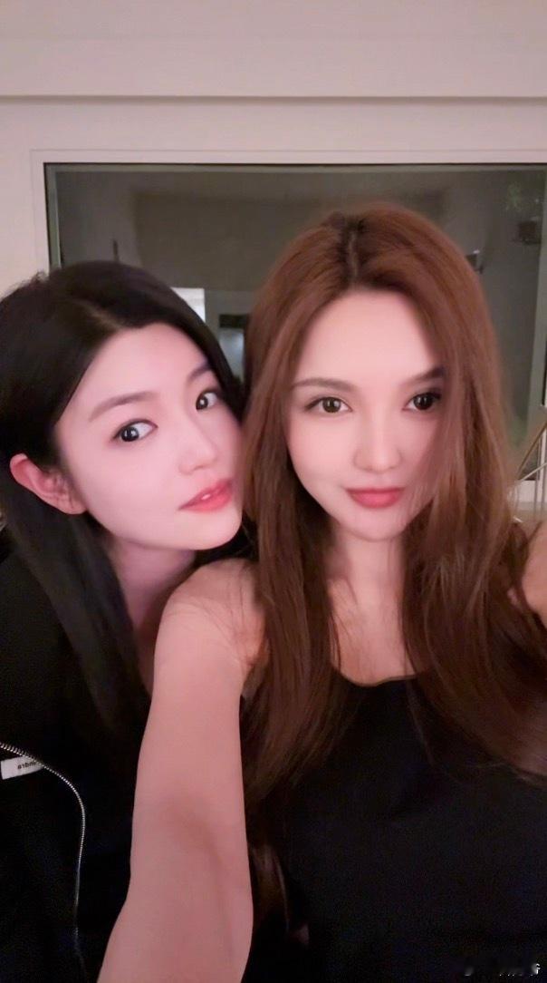 刘雨昕陈妍希周扬青聚会 谁懂啊！瞬间梦回潮流合伙人，次元壁直接打破，没想到三位同