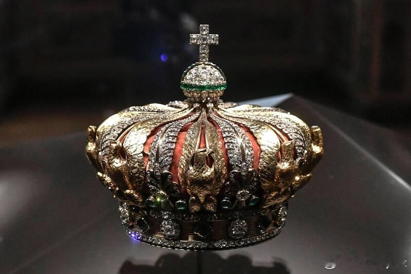 劫匪用角磨机威胁卢浮宫保安【罗浮宫皇后冠被盗又寻回 已损坏背后藏拿破仑三世爱情传