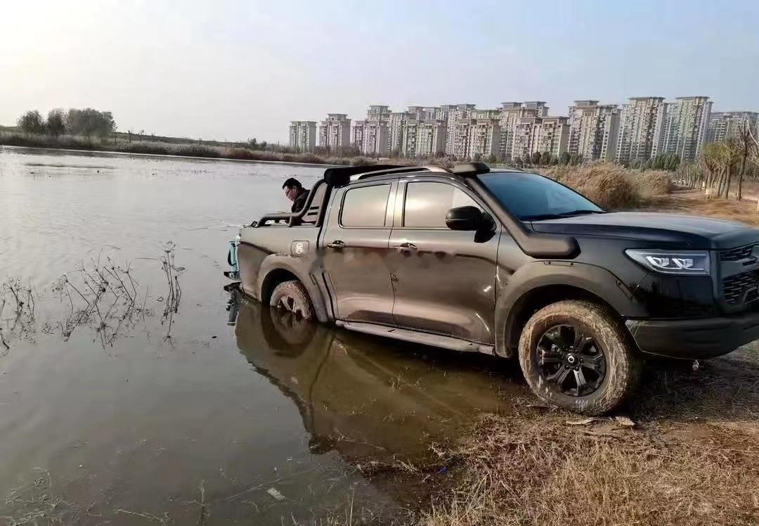 皮卡的多用途：钓鱼~~~这算涉水车还是泡水车啊？？？海阔试车超话 ​​​