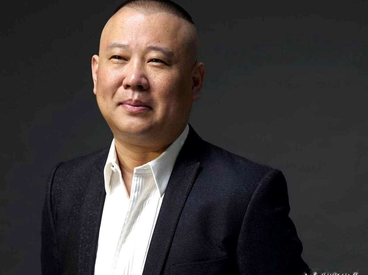 岳云鹏巡演现场，郭德纲一上来就把场子压住了：徒弟非要唱，那就让他唱。
唱歌这事儿
