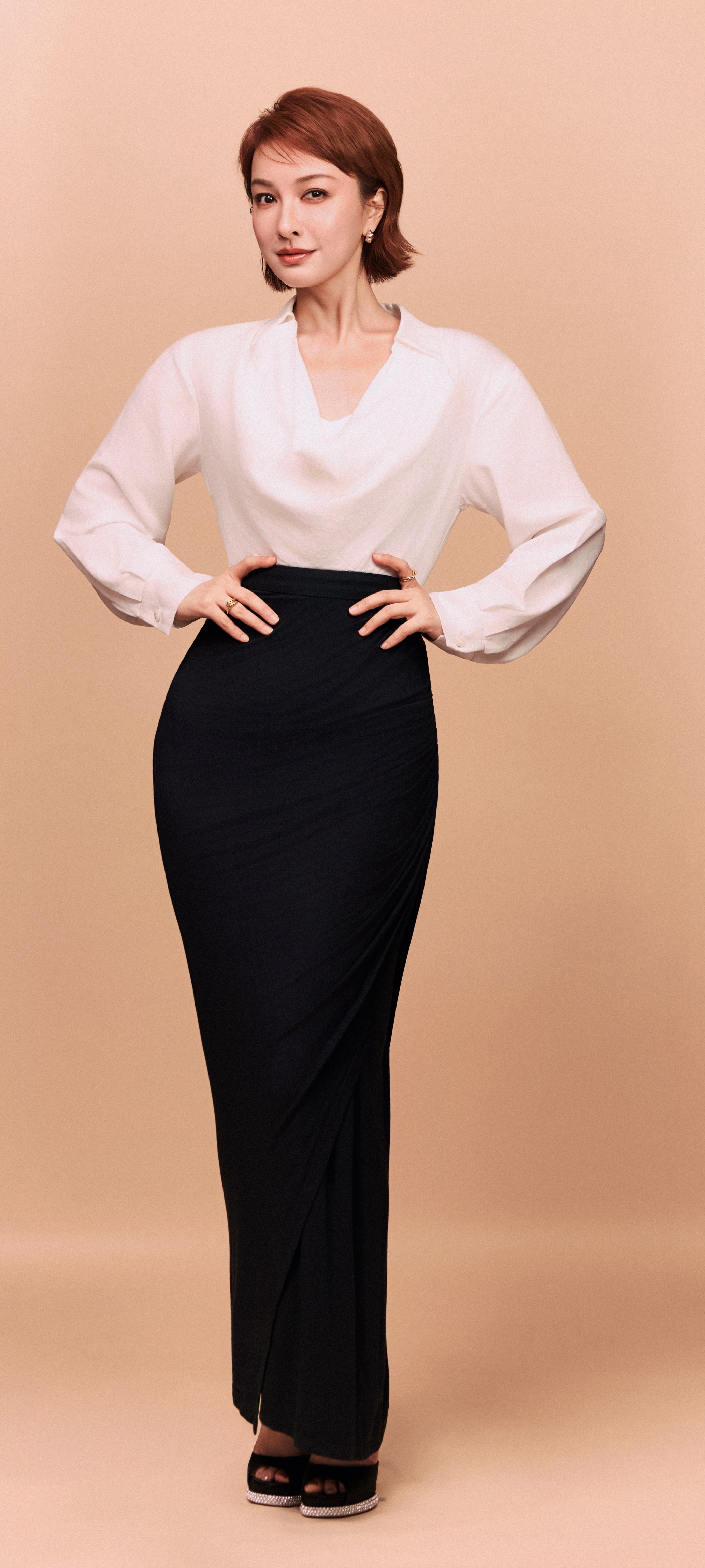 吴昕全新穿搭手机全屏壁纸：黑白之间的优雅，焕发丰润轻盈。吴昕