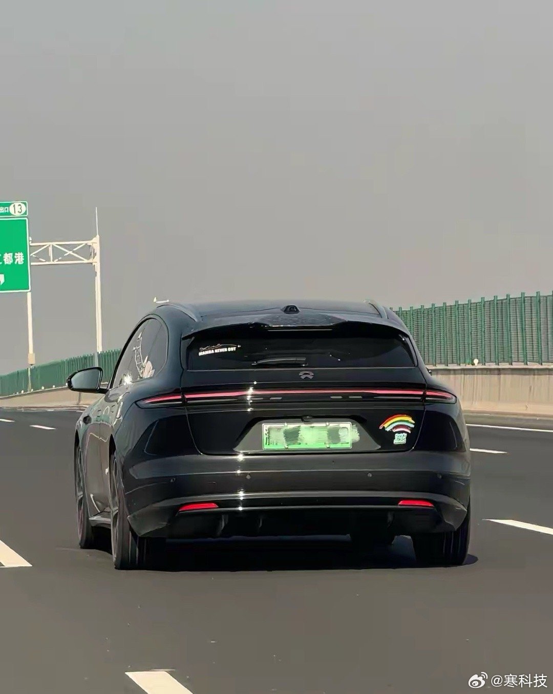 高速上，蔚来是新能源车中速度比较快的，难道真的因为是换电的关系吗