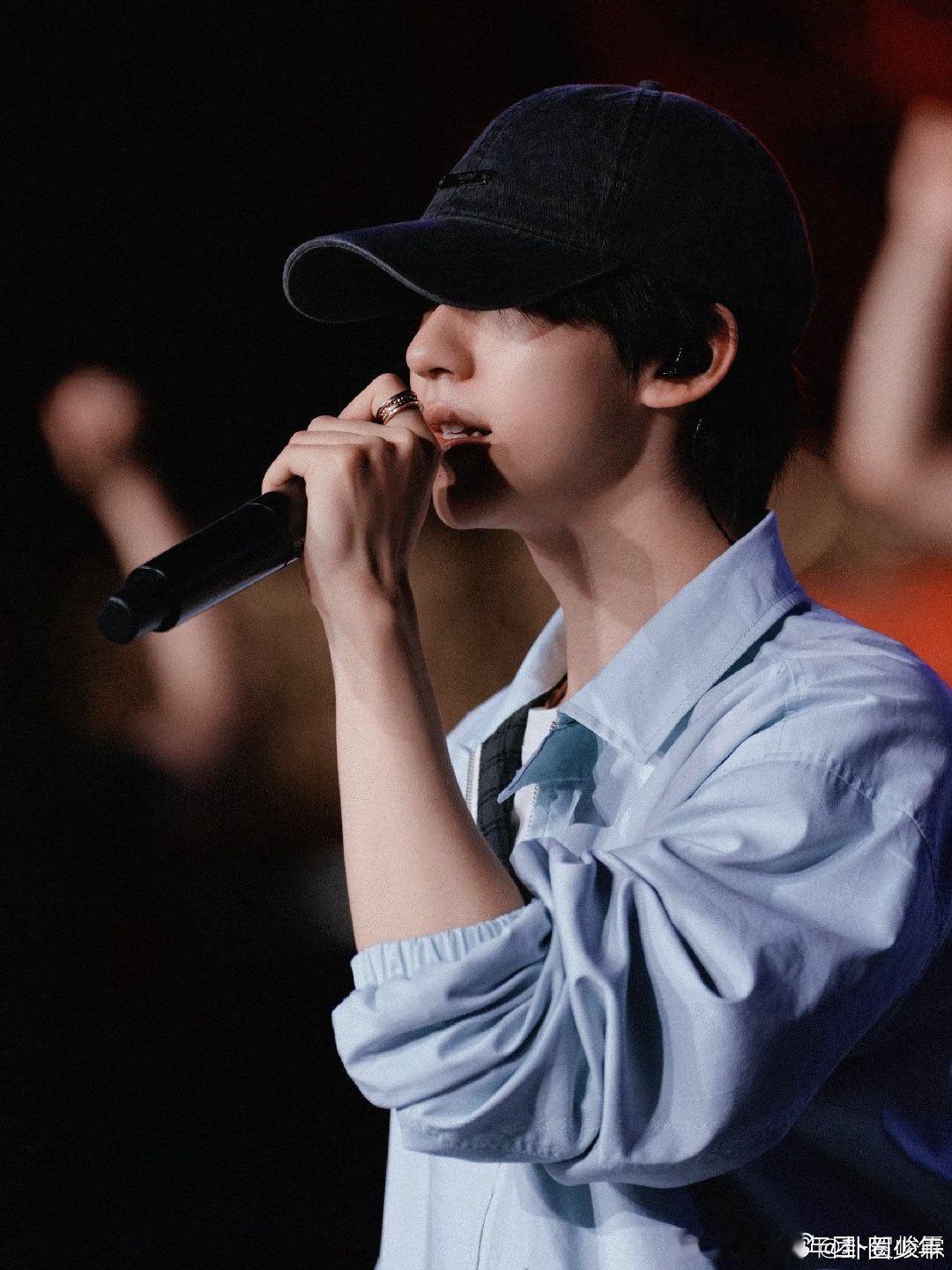 贺峻霖刚刚翻到昨天的照片贺峻霖明天舞台见 聚光灯已就位，全能贺峻霖，舞台时刻准备