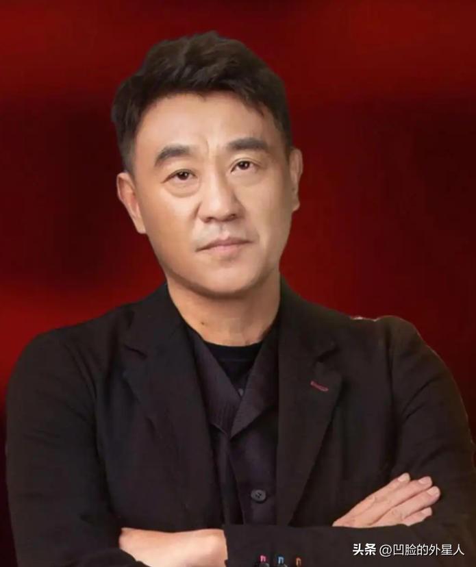 1997年，何冰遇到了多年未见的女同学李海洋，女同学说：“我都29了，嫁不出去了