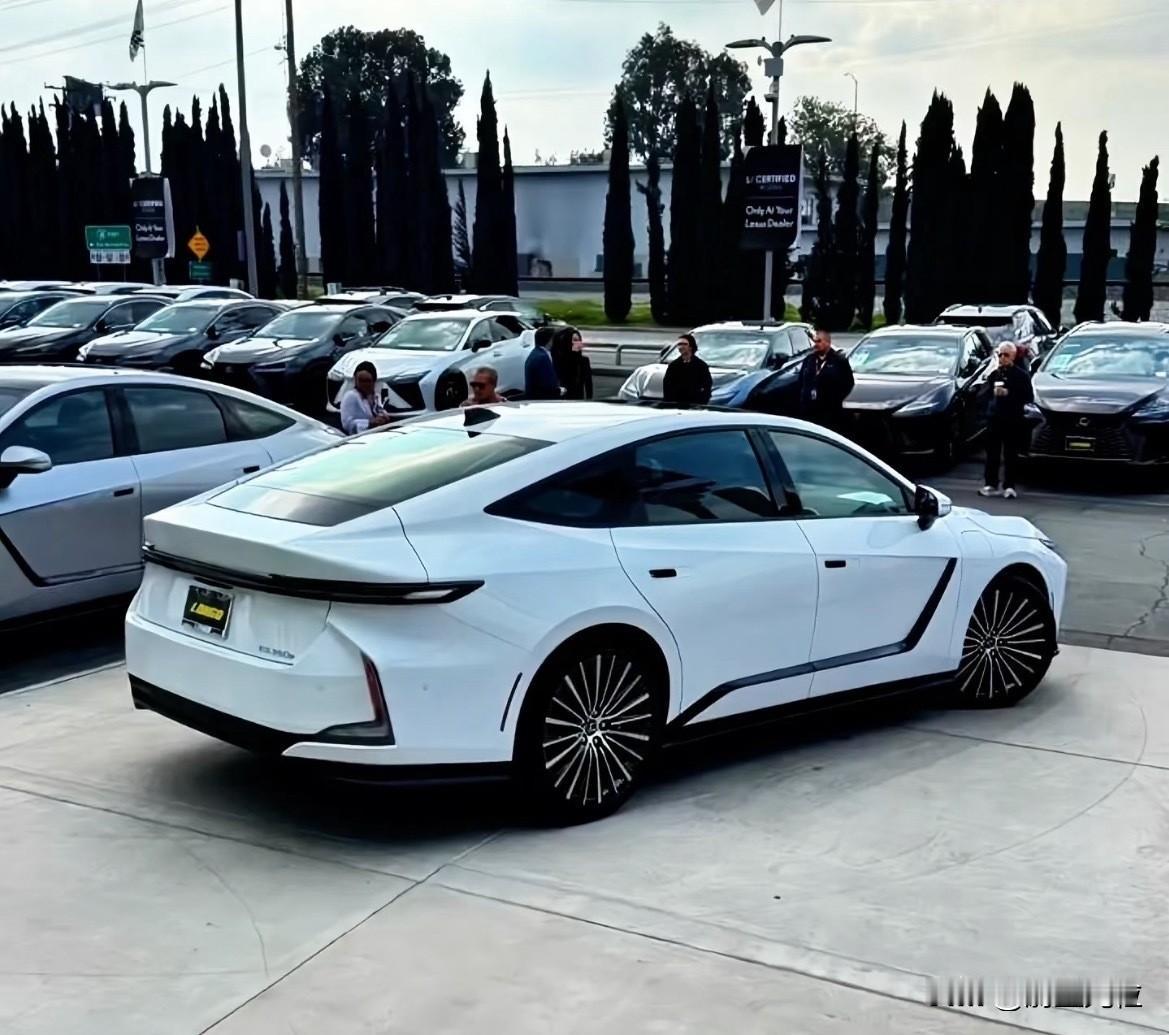 新雷克萨斯ES这车做的这么杀马特真的好吗，看着就是网约车。