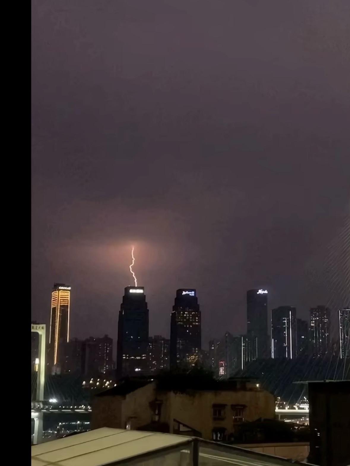 时代峰峻大楼被雷劈了 认真说，昨天重庆那个雷电预警，长江国际大楼被击中其实防雷系