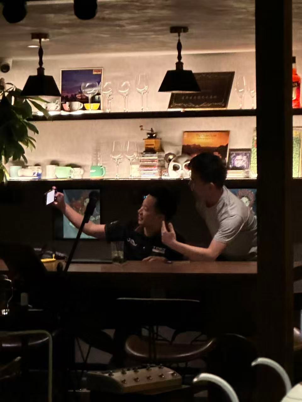 正在酒吧奋笔疾书敲键盘，一位热情粉丝特激动找我哈拉。上来第一句话就是：“刚开始关