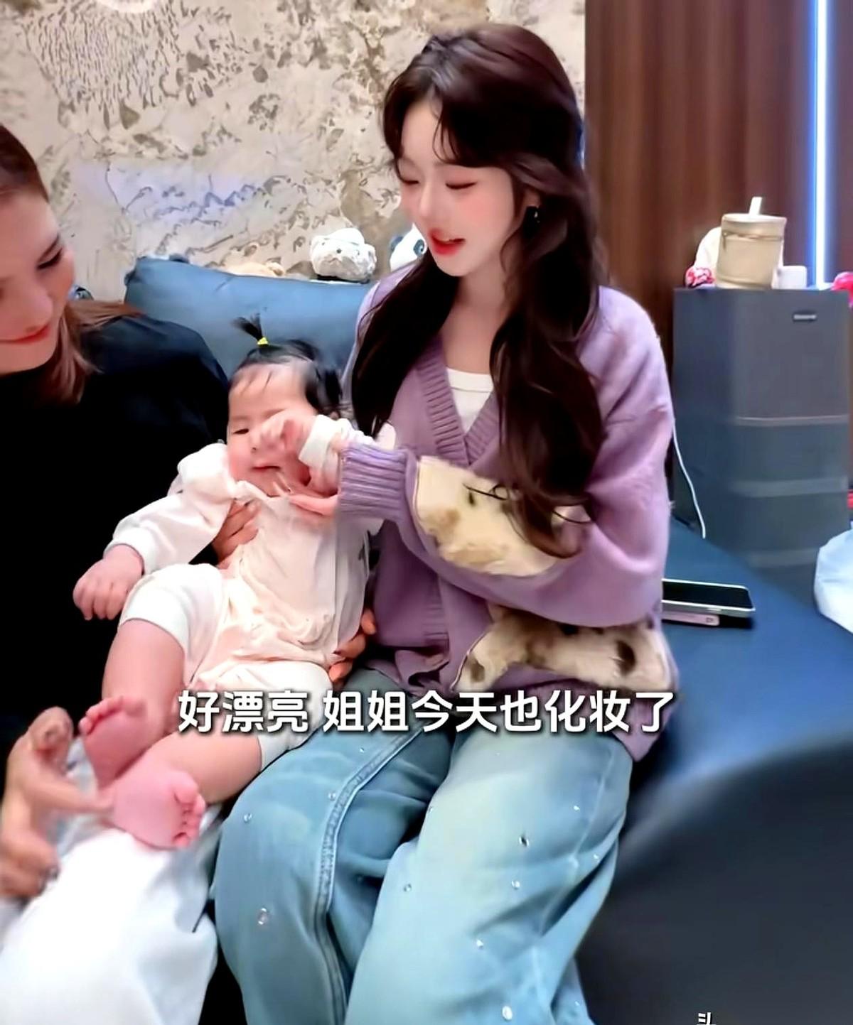 提到路哥路嫂家那个十七八岁的大女儿，第一眼看到的不是青春活力的脸，而是那副长得扎